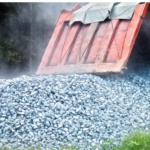 Camión tolva descargando áridos en Puerto Montt