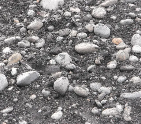 Material de relleno descargado para nivelar terreno